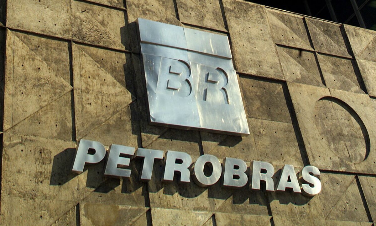 MAIS CARO: Petrobras eleva de uma só vez preço da gasolina, diesel e gás de botijão