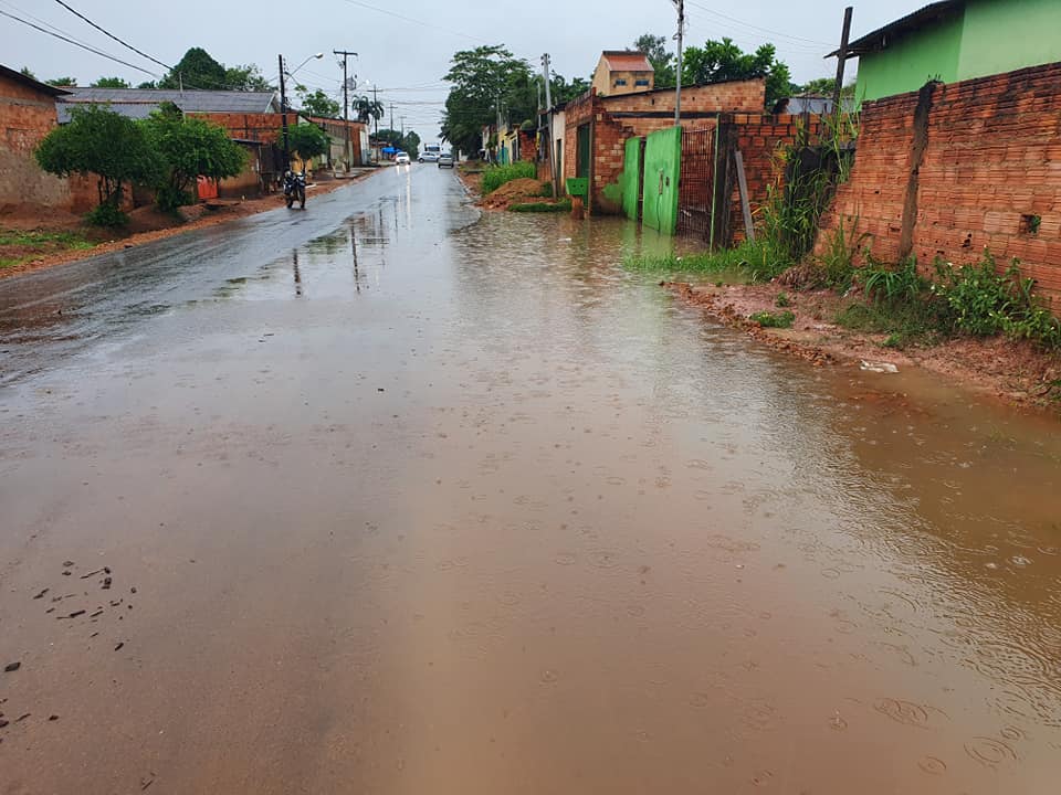 CHUVA: Asfalto novo sem drenagem se deteriora na avenida Pinheiro Machado