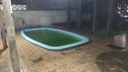 TRAGÉDIA: Bebê de 1 ano morre afogado após cair na piscina de casa