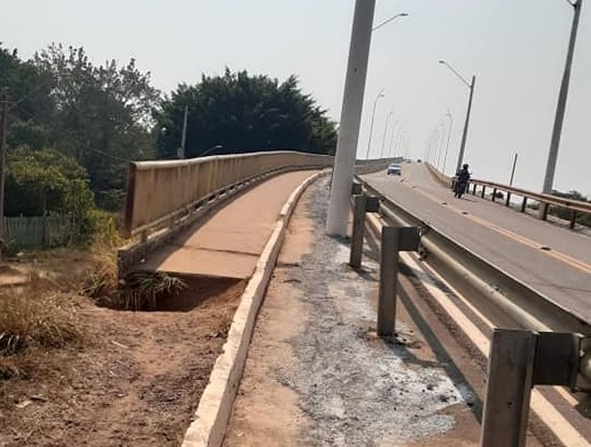 MAL ACABADA: Final da ponte do Rio Madeira leva perigo a ciclistas e pedestres