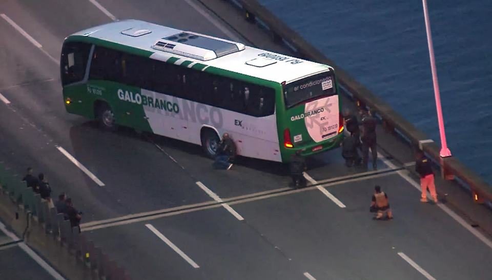 TERROR: Homem faz passageiros de ônibus reféns na ponte