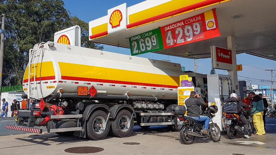 LEVANTAMENTO: 93 países têm gasolina mais cara, mas preço pesa mais para o brasileiro