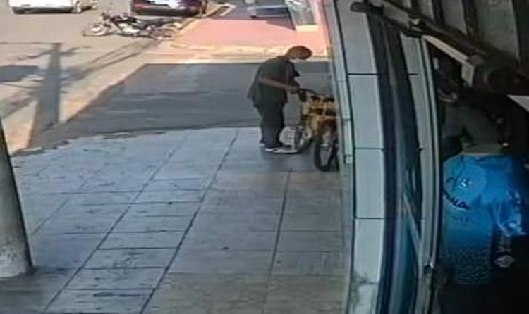 VÍDEO: Ladrão é flagrado furtando bicicleta deixada para conserto em oficina