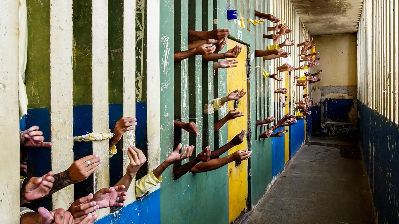 COM 90 FACÇÕES ATIVAS: Déficit de 40% de vagas expõe superlotação e pressiona sistema prisional brasileiro