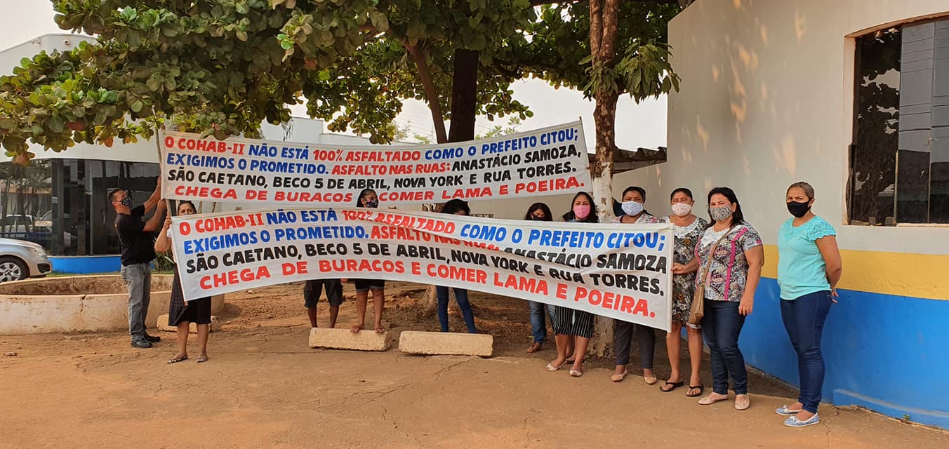 PROTESTO: Comunidade se reúne em frente a SEMOB e cobra asfalto no bairro Cohab II