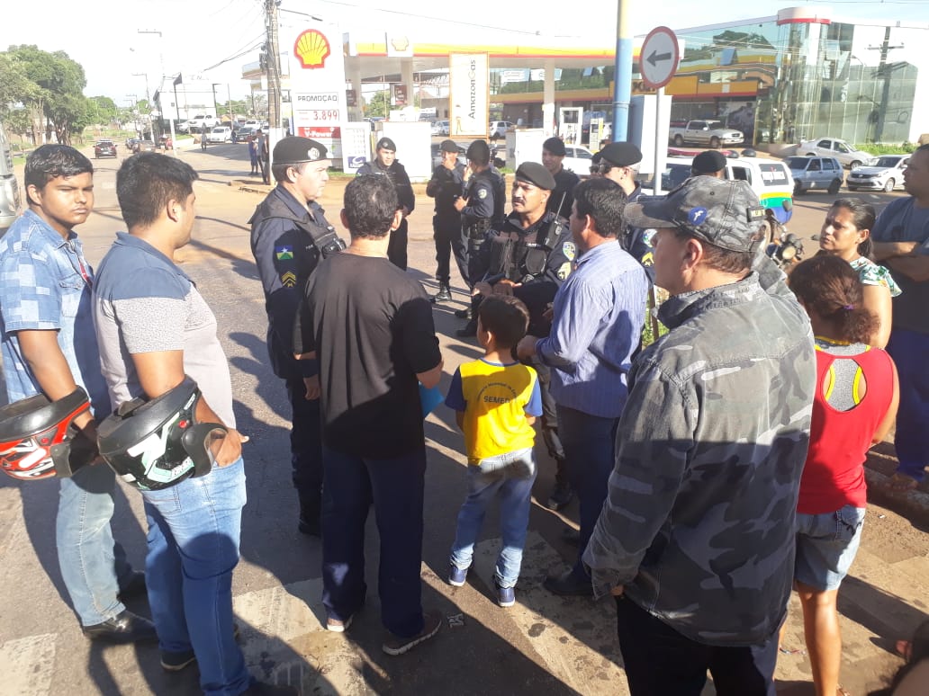 TRANSPORTE ESCOLAR: Moradores desbloqueiam BR-319 após protesto contra Hildon Chaves