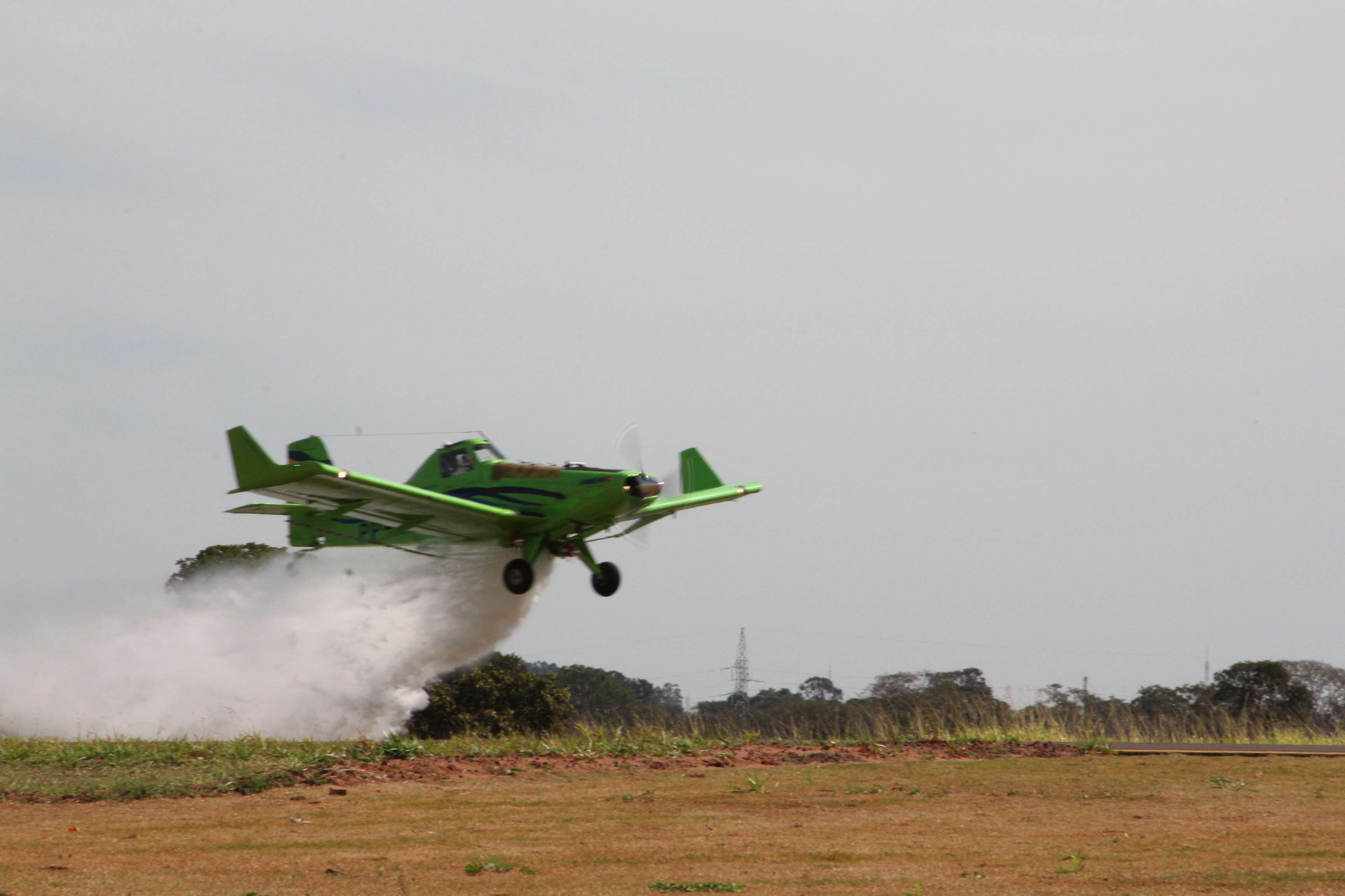 PRAGAS: Embrapa defende a pulverização aérea e garante que a aplicação é segura