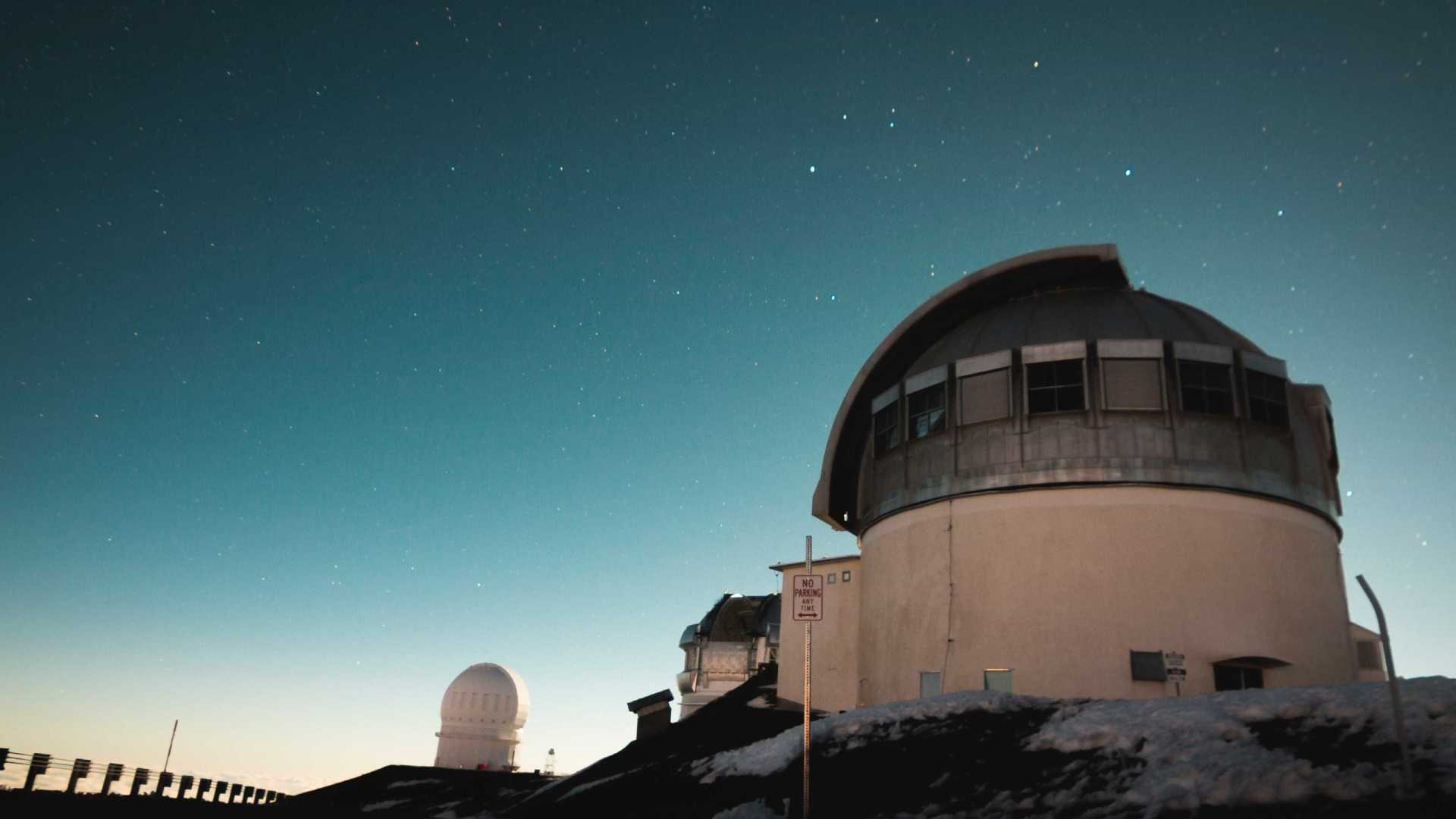 Telescópio captura foto da estação espacial chinesa em queda na Terra