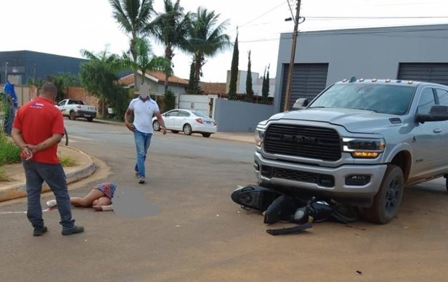 ATINGIDA EM CHEIO: Mulher fica em estado gravíssimo ao ser atropelada por Dodge Ram