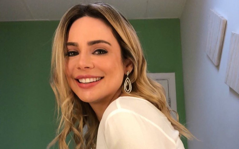 REVOLTADA: Rachel Sheherazade processa Silvio Santos e exige R$ 30 milhões de indenização