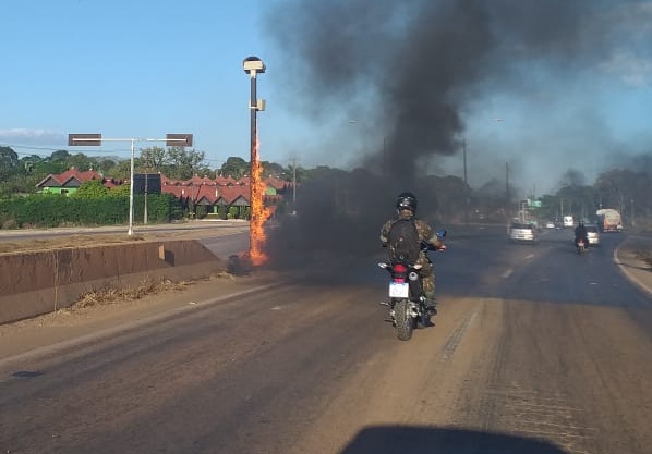 ÁREA URBANA: Fogo consome radar eletrônico durante queimada em canteiro da BR-364 na capital 