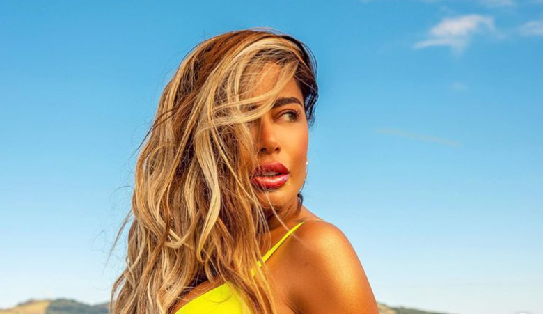 SENSUALIZANDO: Rafaella Santos aposta em cliques ousados com biquíni neon