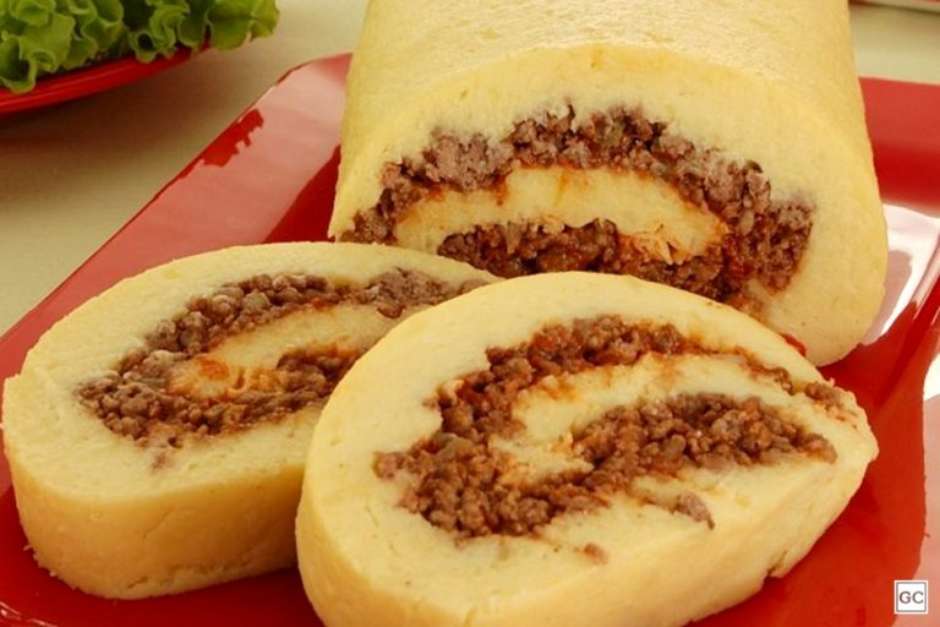 APRENDA: Rocambole de batata e carne moída para um jantar delicioso