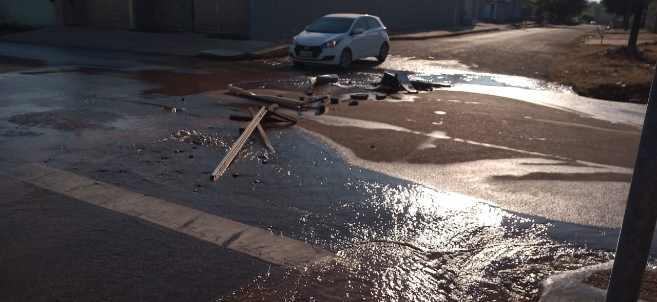 CENA DA CIDADE: Vazamento de água tratada causa transtorno no bairro Embratel