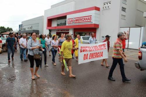 MANIFESTO: Sob chuva, vilhenenses protestam contra aumento de energia em Rondônia