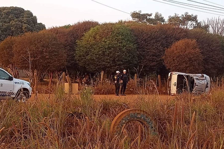 VÍDEOS: Picape derruba muro e capota no setor chacareiro