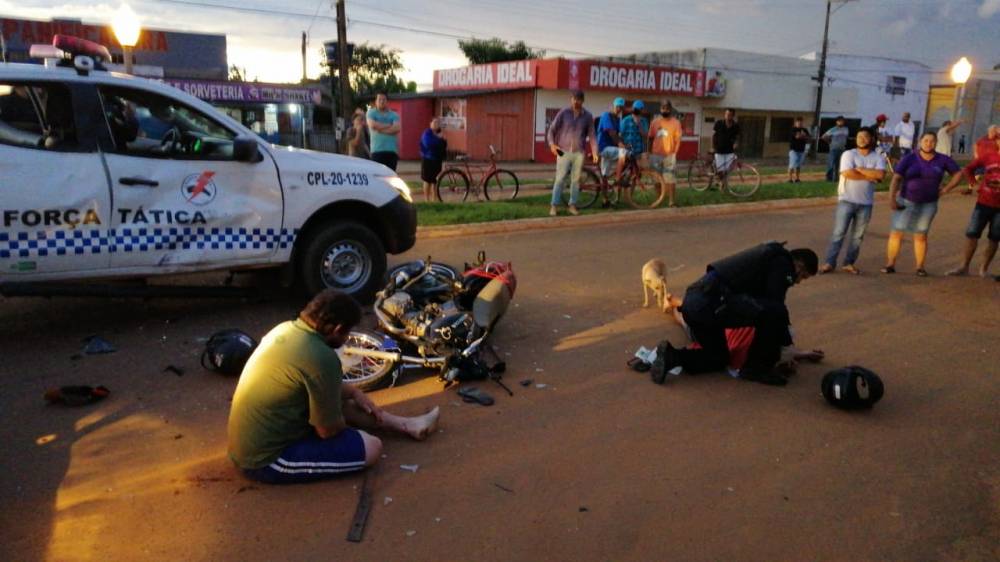 ASSISTA VÍDEO: Durante perseguição policial, dois homens em motos atingem viatura e ficam feridos