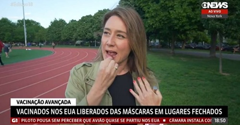 Vacinada, repórter da Globo tira a máscara e passa batom ao vivo