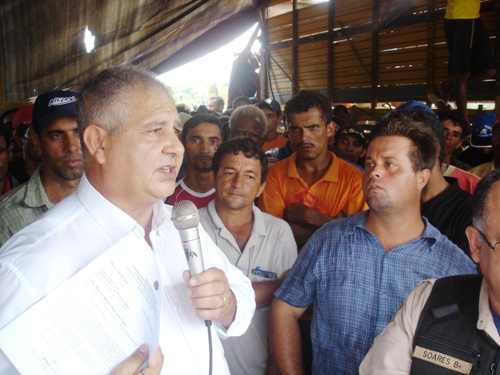 Secretário da Casa Civil negocia com agricultores e garante reabertura da Br-364 em Jacy Paraná