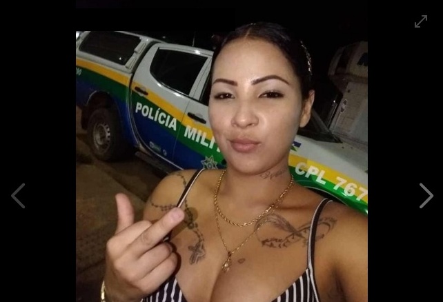 SEM NOÇÃO: Jovem faz “Selfie” com gesto debochador na frente da viatura da PM/RO