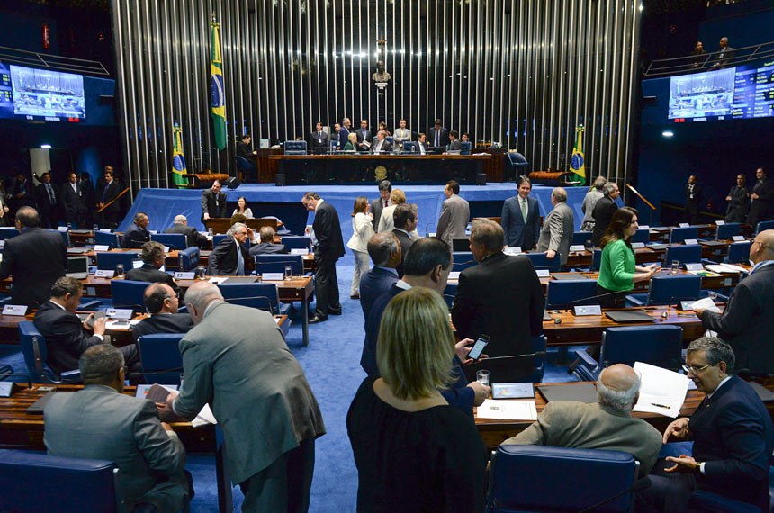 Senado aprova urgência para projeto que obriga presídios a bloquear celulares