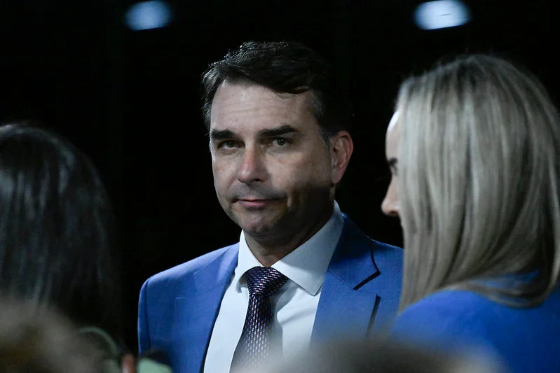 ELEIÇÕES 2026: Flávio Bolsonaro (PL) sofre derrota inédita no 2º turno e registra 674.382 votos em RO