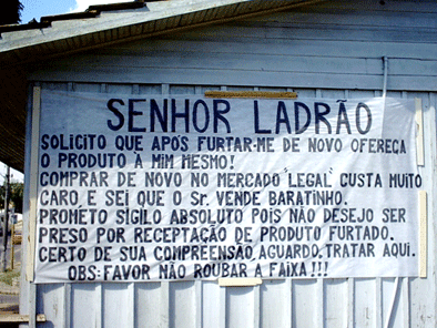 Morador da “Rua da Bosta”, vítima de assaltos, faz súplica aos ladrões com faixa