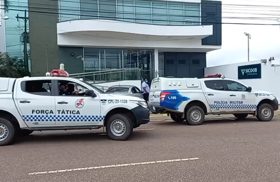 URGENTE - AO VIVO: Ladrões fazem roubo de 70 mil na frente de banco na capital