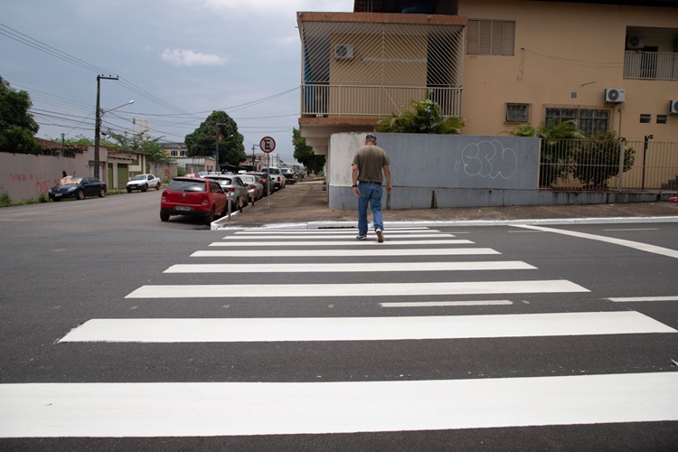 TRAFEGABILIDADE: Rua Almirante Barroso recebe nova sinalização após ser recapeada