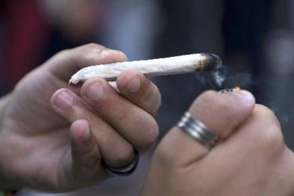 DISTRAÇÃO: Criança passa mal após engolir cigarro de maconha do pai