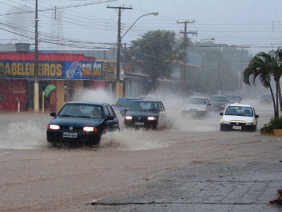 Temporal alaga principais ruas da cidade