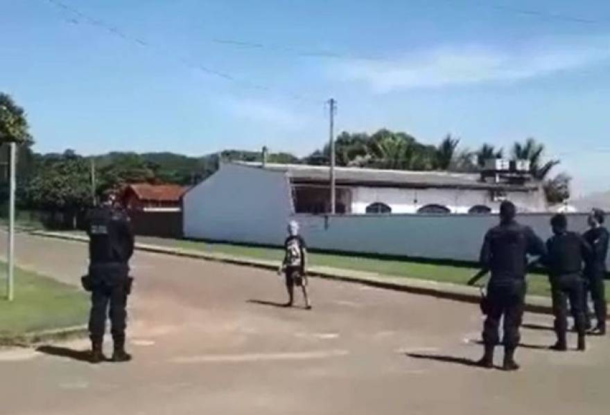 CEREJEIRAS: Vídeo mostra momento em que policial dispara contra homem surtado