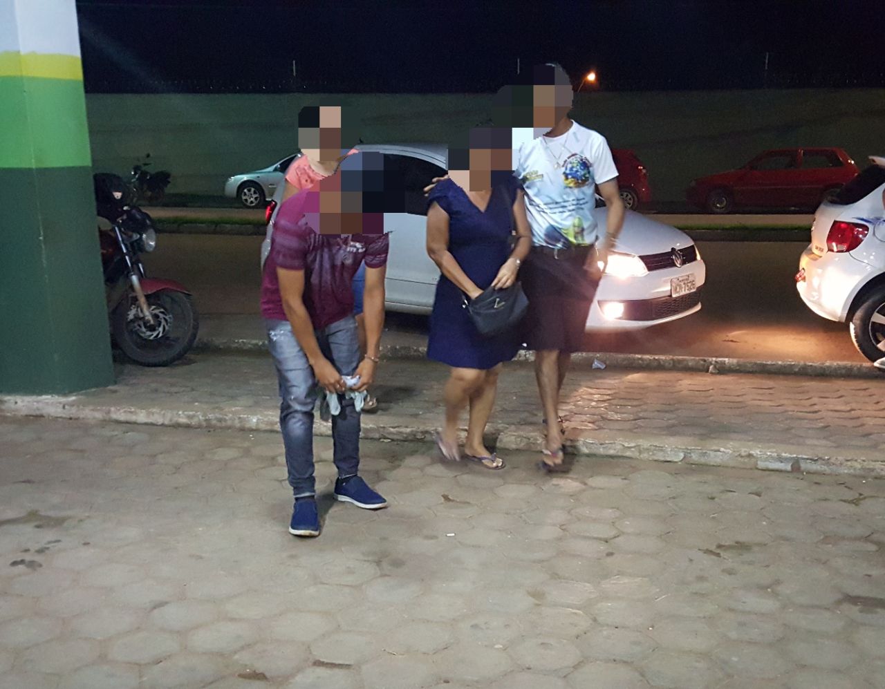 REAGIU: Adolescente leva tiro após se negar a entregar celular para bandidos