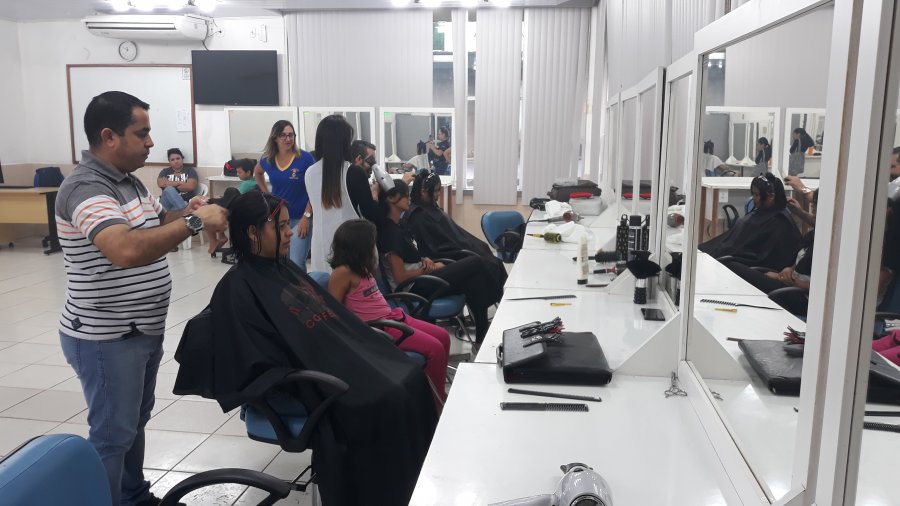 SOLIDARIEDADE: Dia do Corte arrecada mechas de cabelos para a Campanha 'Amor e Ação'