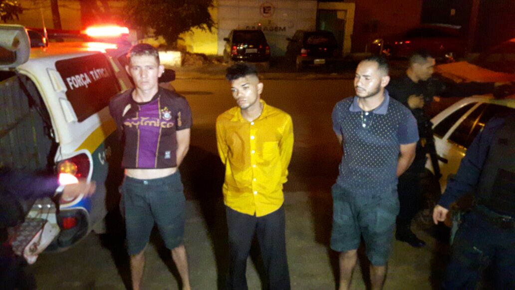 ABORDAGEM: Polícia prende trio suspeito de assaltos em residência com pistola