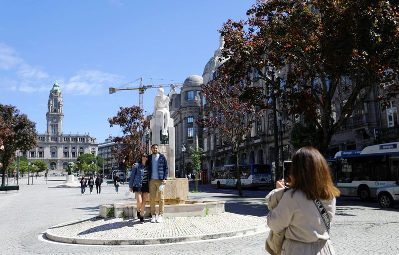 DEPOIS DE 4 MESES: Turistas britânicos voltam a Portugal após fim da proibição