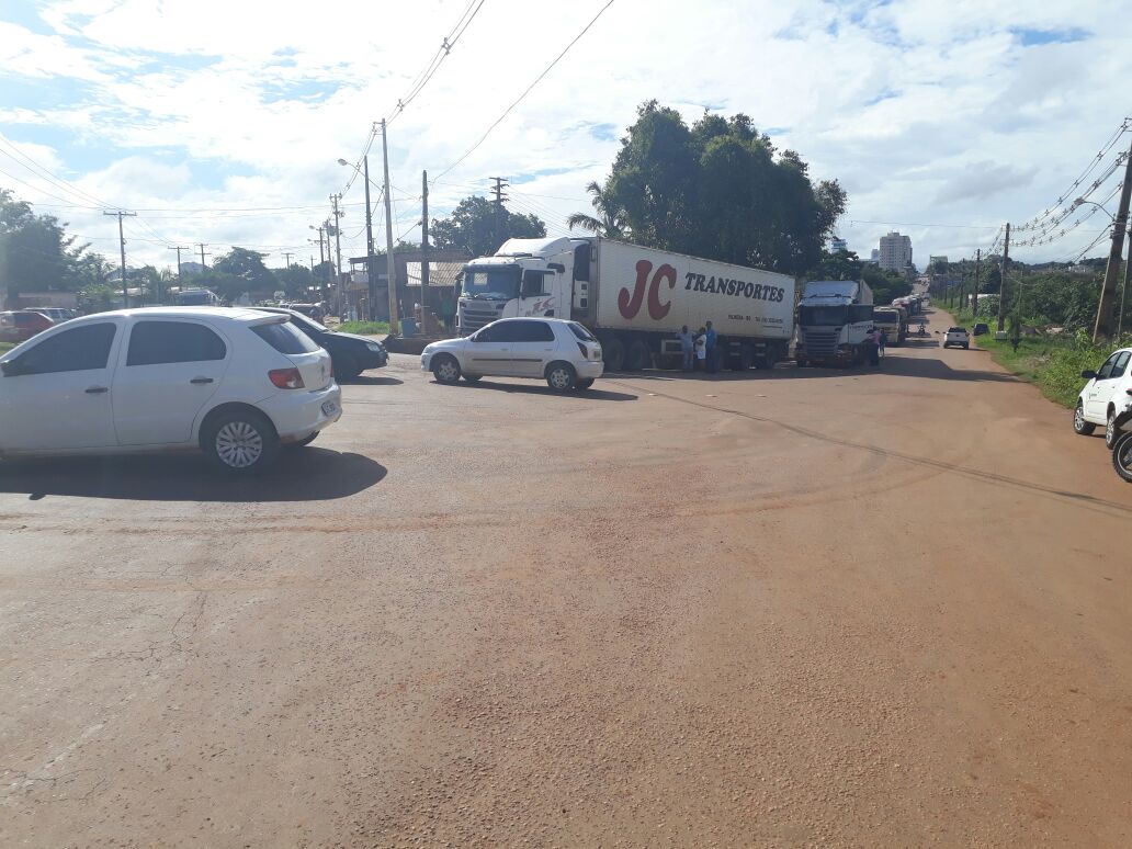 PROTESTO: Motoristas Uber e populares fecham Estrada do Belmont em Porto Velho