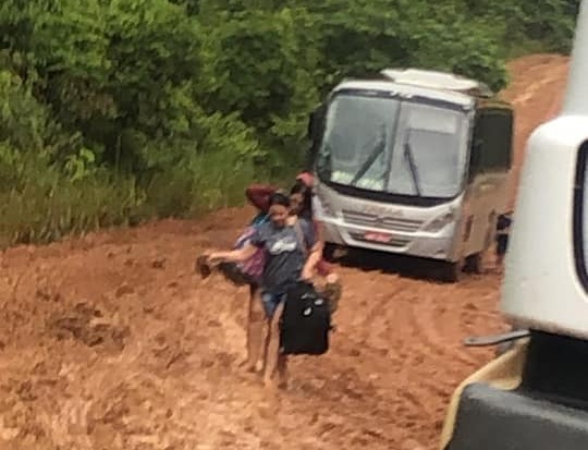 NA LAMA: Estrada em condição precária prejudica comunidade de União Bandeirantes