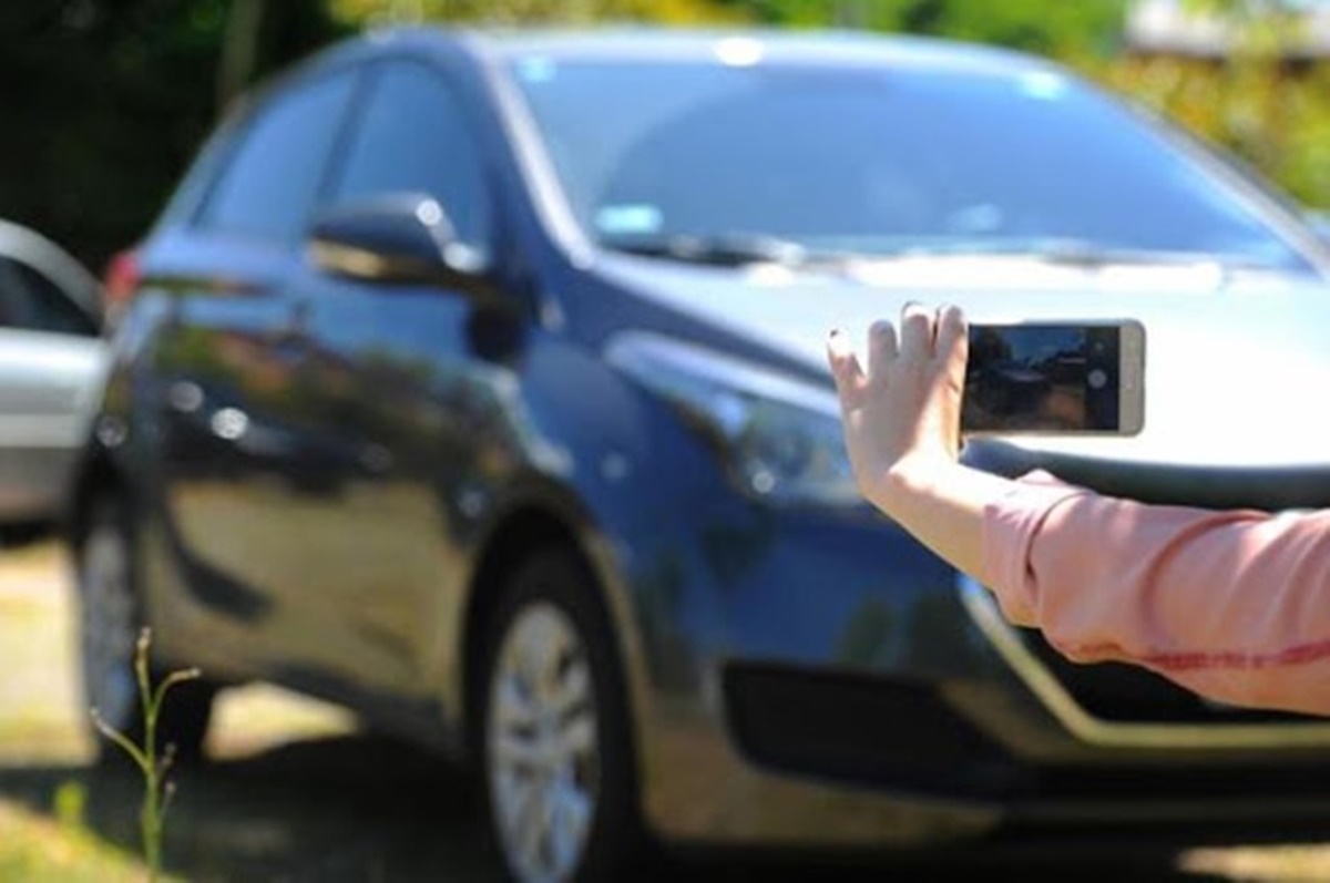 GOLPE: Negociando celular, suspeito pede pra dar uma volta no carro do vendedor e foge 