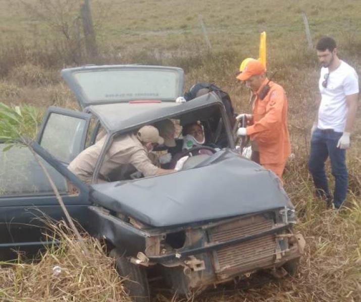 TRAUMATISMO: Criança de 10 anos fica em estado grave, após choque frontal entre carros