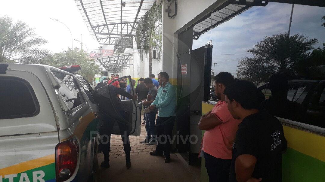 URGENTE: Policial militar é atacado com nove  tiros e tem arma roubada