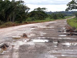 Roraima - Buracos fazem Van com seis ocupantes capotar na BR-174