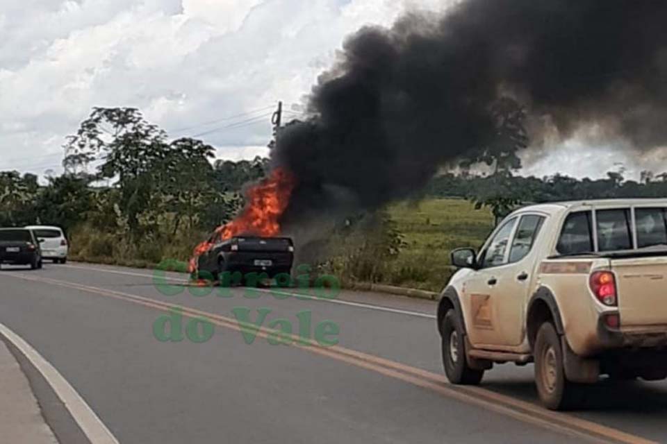 SINISTRO: Carro de empresário pega fogo na BR-364 entre Presidente Médici e Cacoal