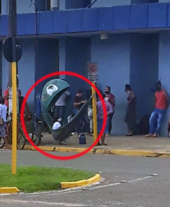 DESCASO: Imagens de pessoas deitadas em rede na fila de banco viraliza em município 