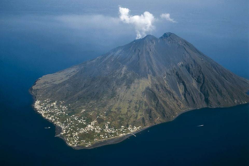 EXPLOSÃO: Vulcão entra em erupção, mata italiano e deixa brasileiro ferido