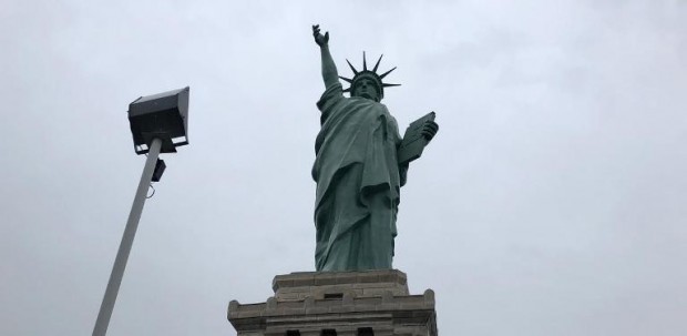 PERIGO: Chuva forte derruba tocha da estátua da Liberdade da Havan