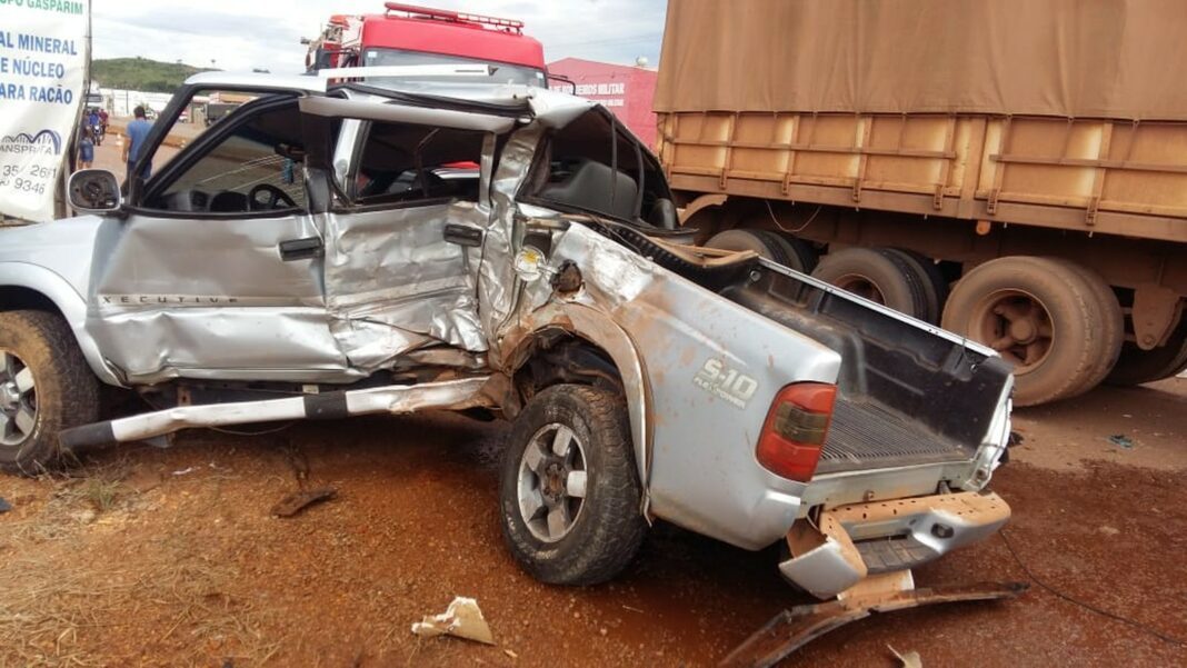 IMAGENS IMPRESSIONANTES: Vídeo: após bater violentamente em carreta, motorista sai ileso pela janela