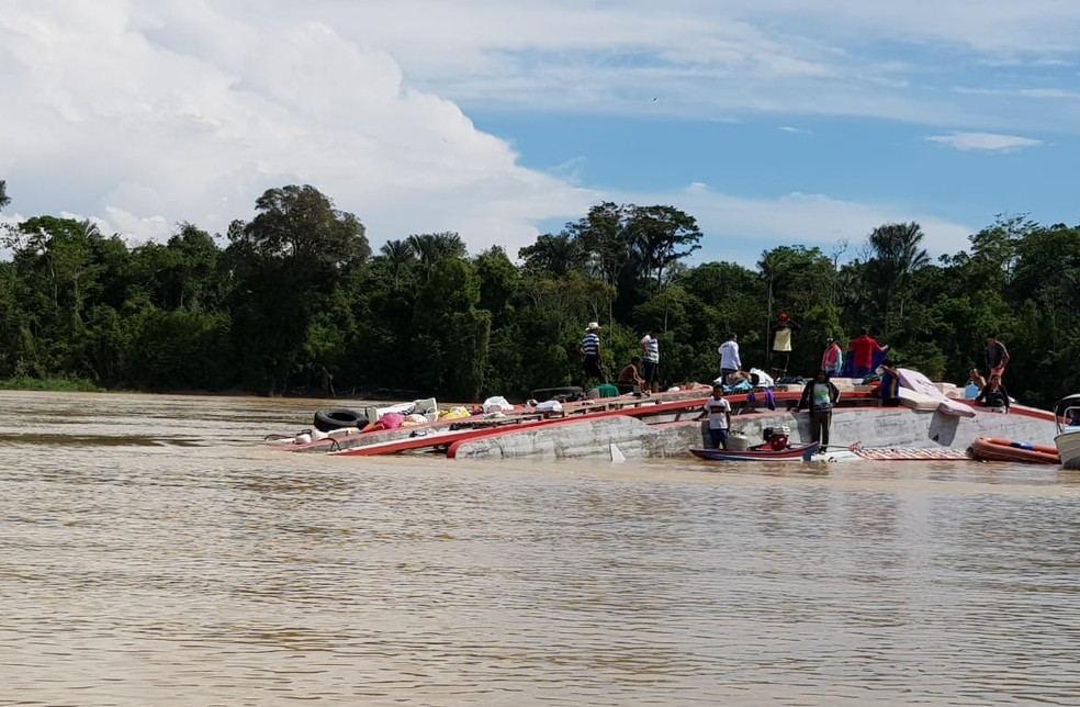 AFUNDOU: Embarcação de transporte de passageiros naufraga no Amazonas