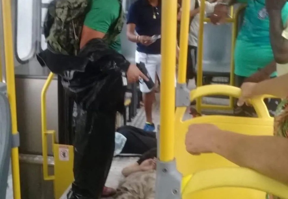 ARRASTÃO: Passageiros e motorista de ônibus são roubados por três criminosos na BR-364