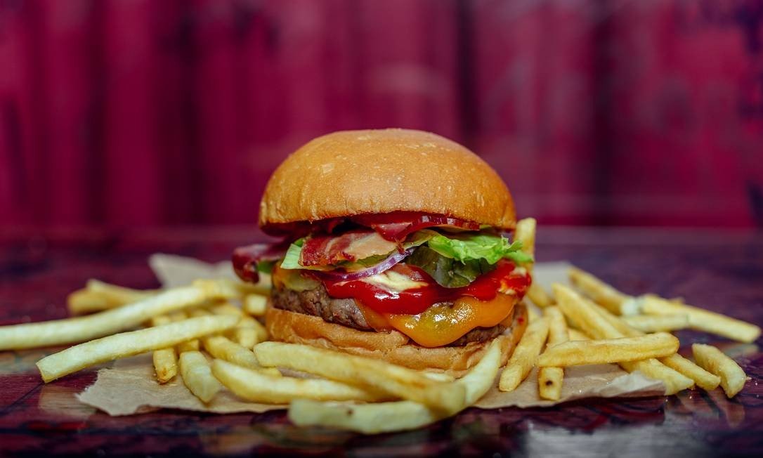 MORTE LENTA: Fast food mata mais do que cigarro e pressão alta, diz estudo